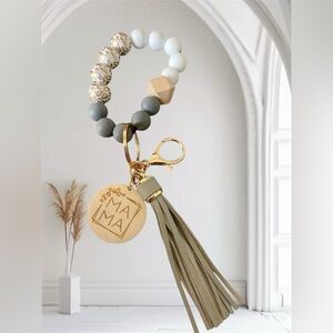 🎉3xHP🎉Unique leopard wooded beaded wristlet keychain with MAMA tag.🎉3xHP🎉